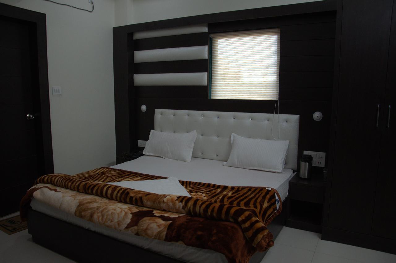 Hotel Mahabir Inn Матура Екстериор снимка