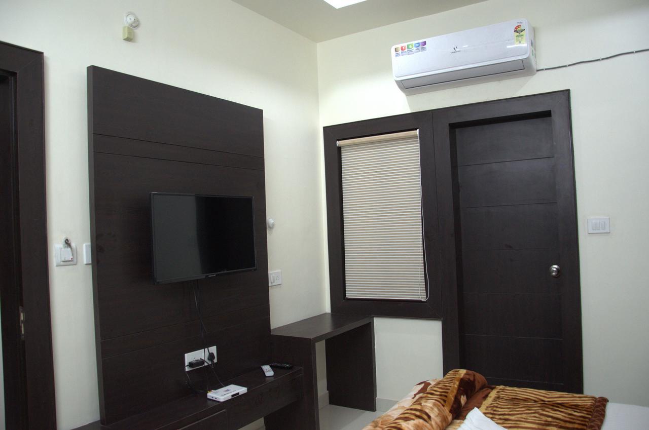 Hotel Mahabir Inn Матура Екстериор снимка