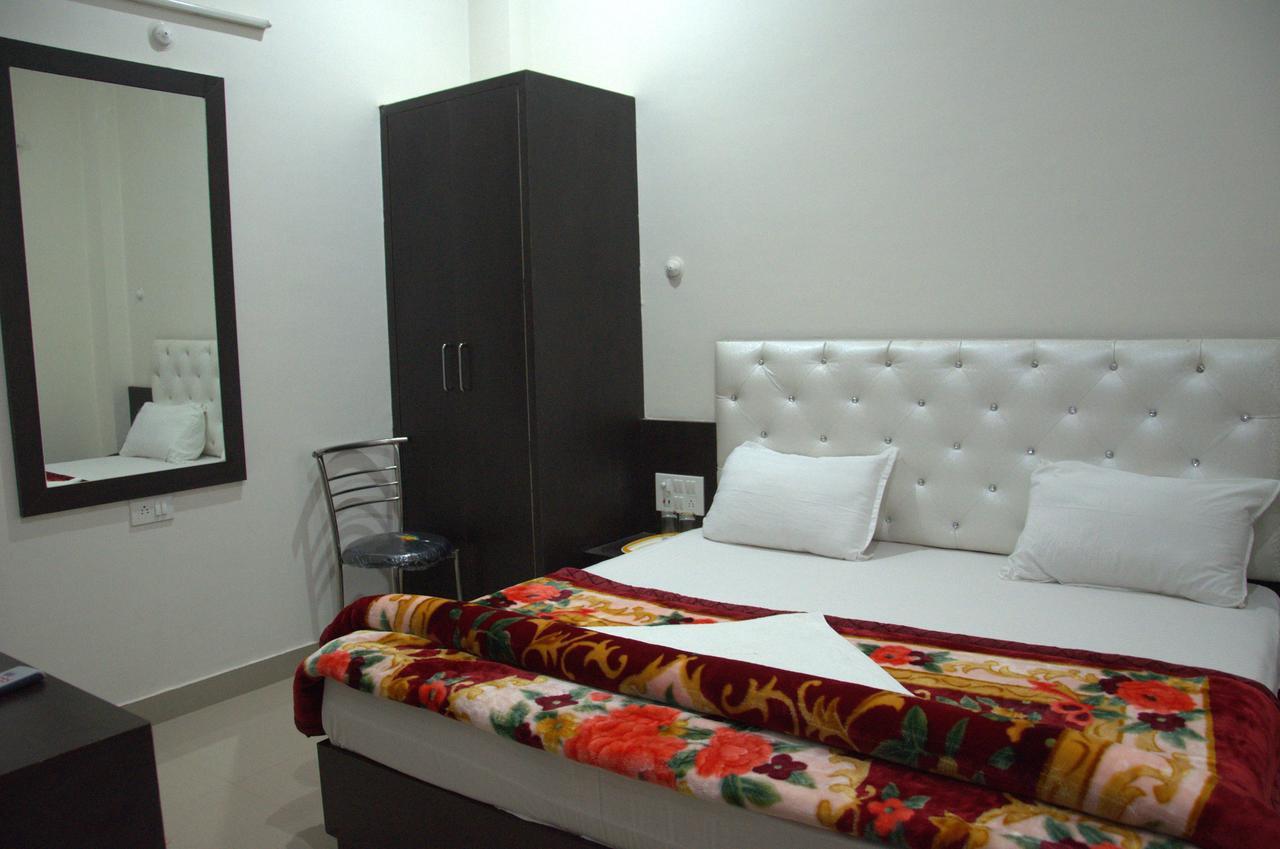 Hotel Mahabir Inn Матура Екстериор снимка